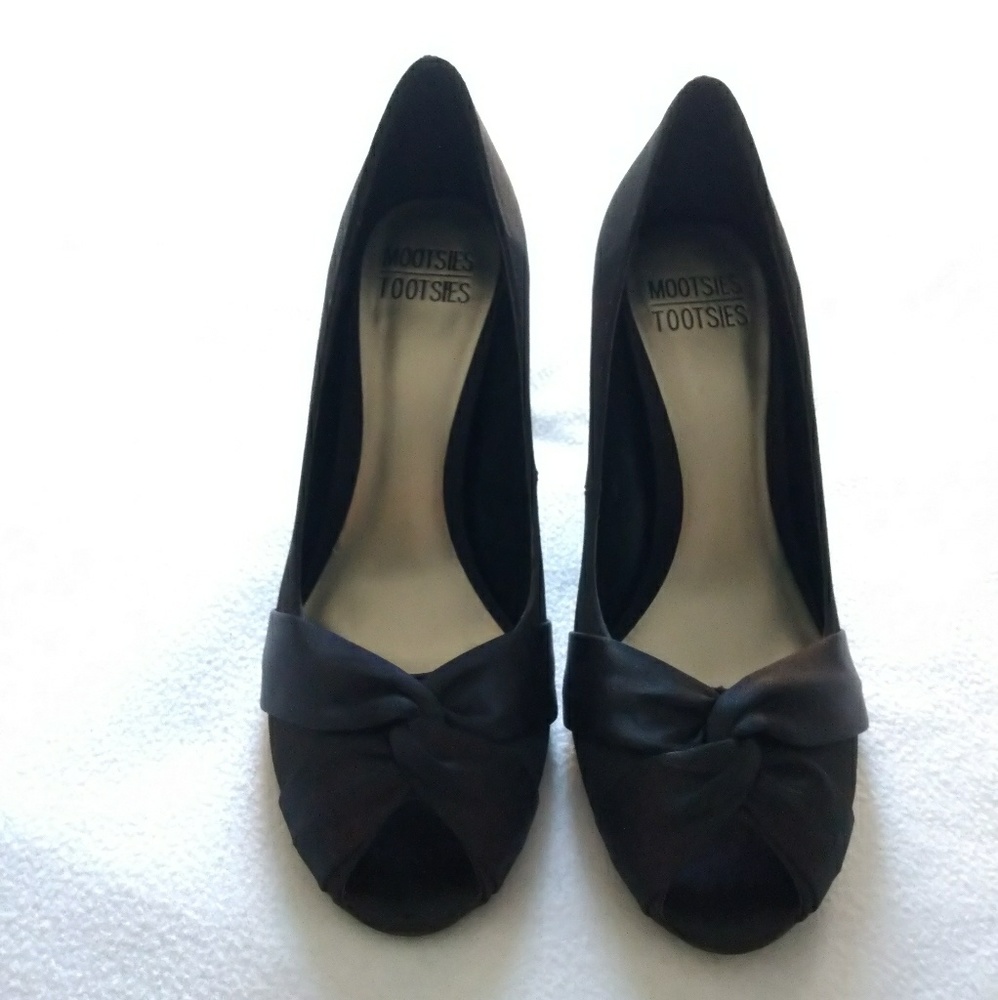 Mootsies Tootsies Moparablek Peep Toe Satin Pump